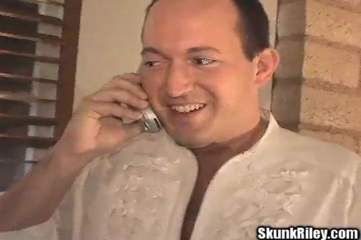 Skunk Riley: 음란한 백마 밀프 보지에 흑인 대물 자지에게 따먹히는 포커 부채 남편 마누라!