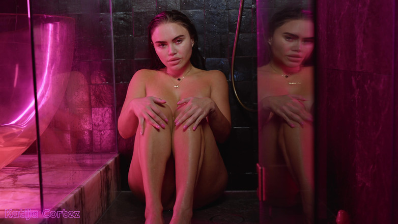 Katija Cortez: Playboy-model eingeölt &amp; fickt sich unter der dusche