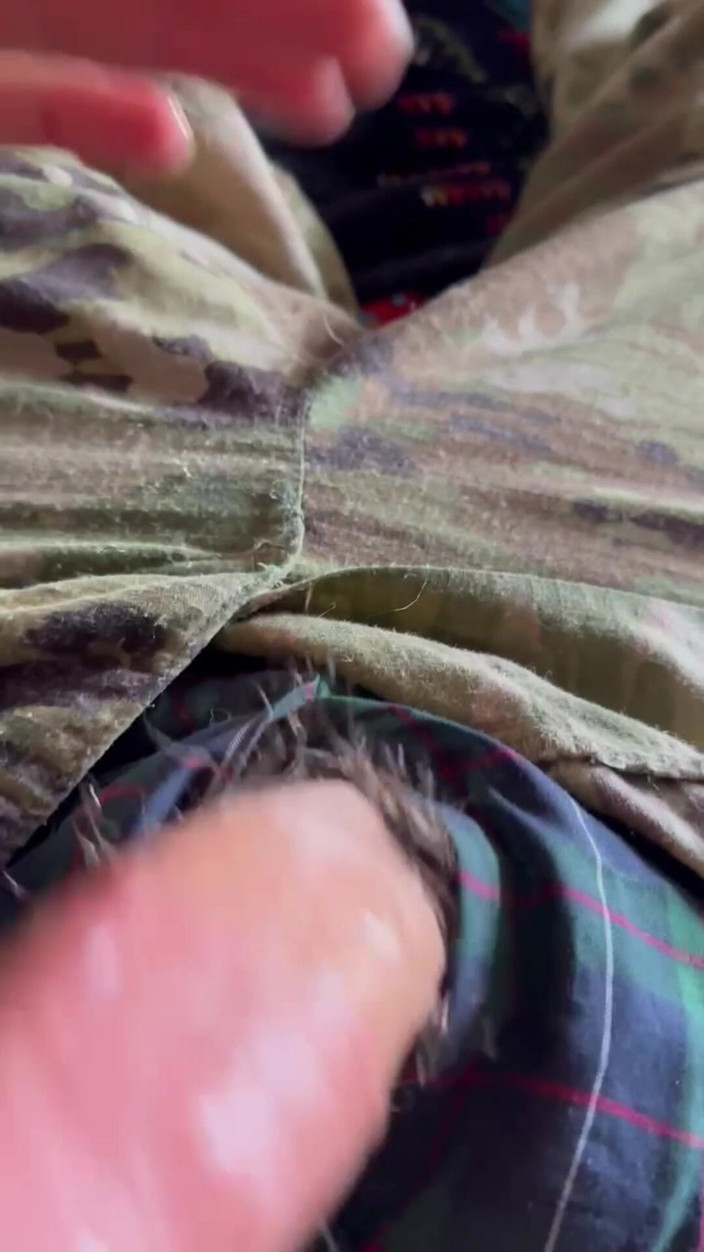 Gay Soldier Stuff: 陆军士兵穿着一些格子拳击短裤在他的制服下撸管，射了2次！