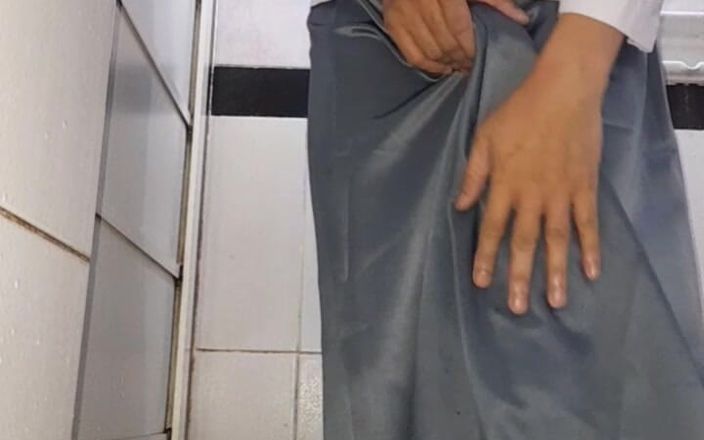Naomisinka: Asijský crossdresser masturbuje a má na sobě kluzkou uniformu vysokoškolačky