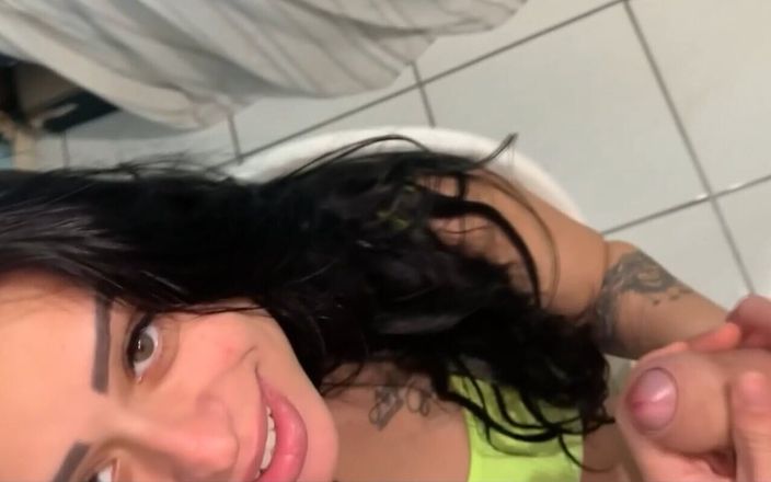 Camila Vegas: Zlobivá sousedka přišla do mé kanceláře, snědl mě a přinutila...