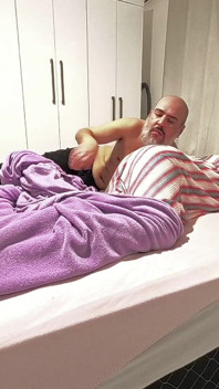 Meu padrasto me visita à noite para gozar na minha buceta