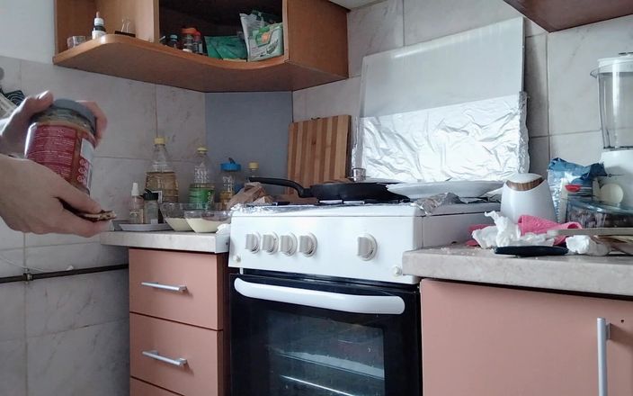 Mirsur: Sexy stiefmoeder naakt in de keuken, latina harig poesje, grote...