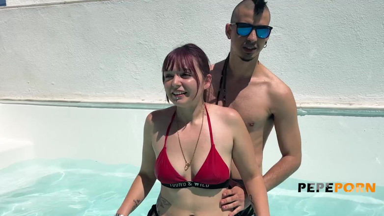 PepePorn: İspanyol genç çift yüzme havuzlarında çok seksi vakit geçiriyor