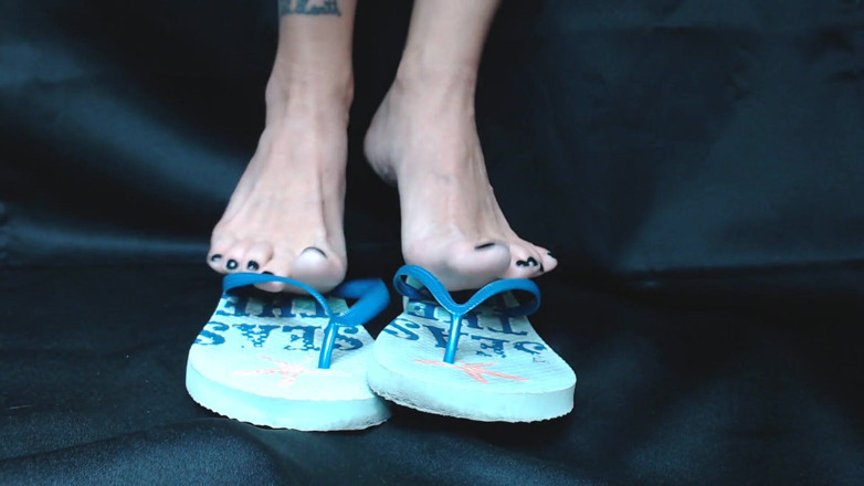 Abby Anna: Mainin sepatu flip flops karet biru