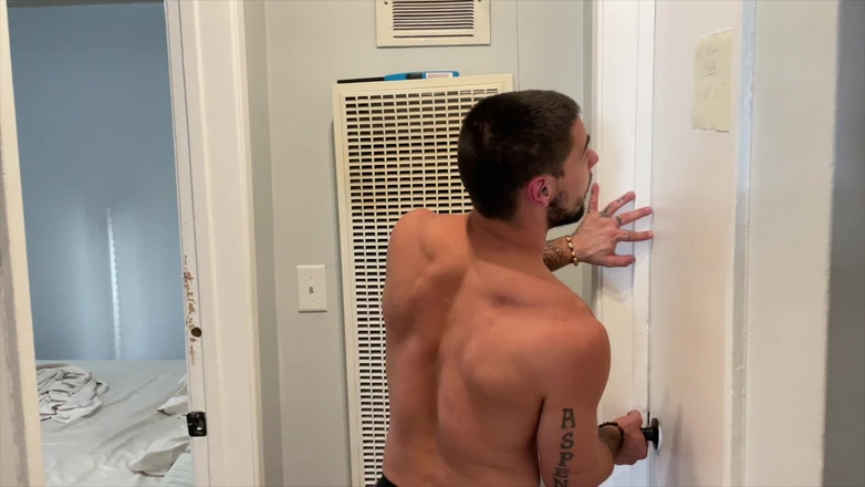 Dante Colle Gay: Chàng trai bắt gặp bạn cùng phòng của mình sục...