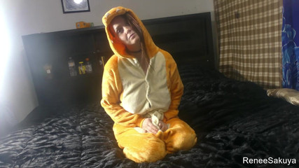 Renee Sakuya: Renee Sakuya trong bộ đồ Charizard khiêu vũ, phim im lặng