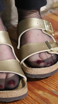 Minimalistic Nylon Moments - Dangling & Shoeplay
