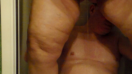 Sex hub couple: Jen sika na Johna pod prysznicem