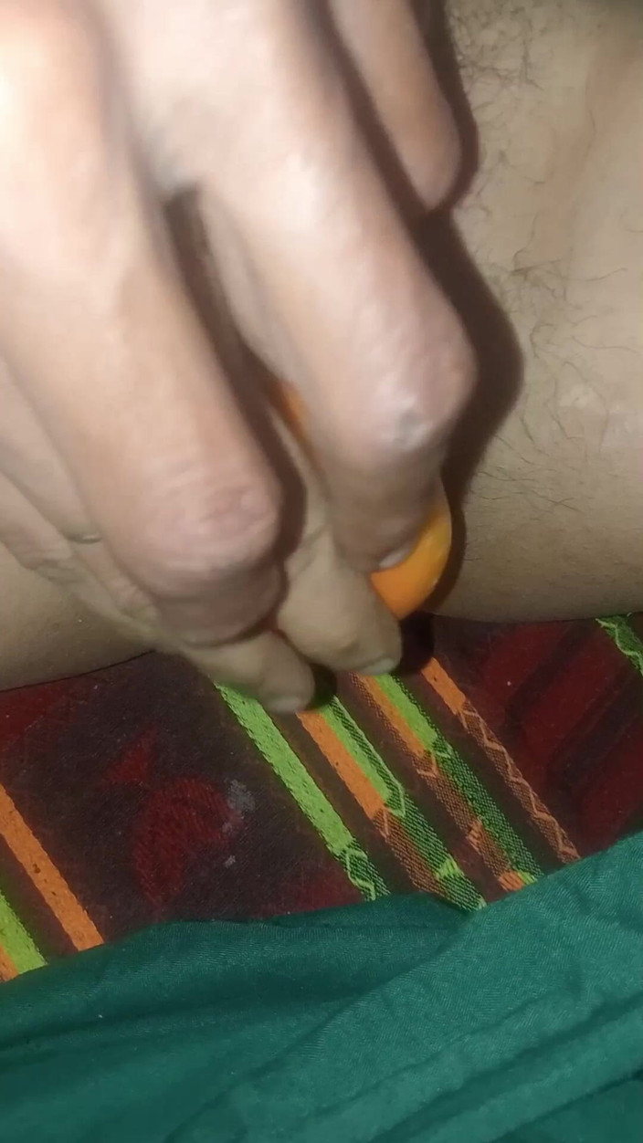 Desi Lusty Cooules01: Desi vesnická holka zkouší věci uvnitř děr