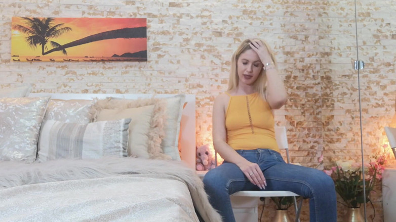 Erotic Tanya: Une jolie fille en jean te pète dessus