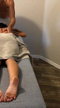 已婚女人被热辣的按摩治疗师勾引