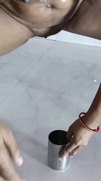 Culo puzzolente si fa un ditalino e una pipì in vetro per te - caldo video personalizzato indiano