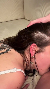 Leidenschaftlicher schlampiger blowjob und zungenanal