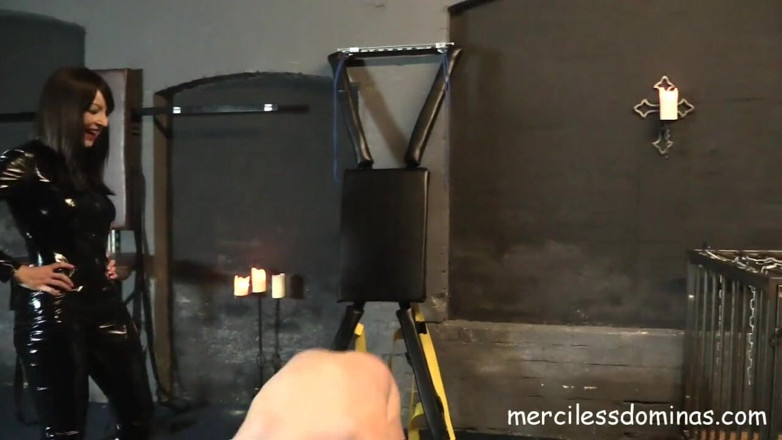 Merciless Dominas: Fumar caliente ballbusting