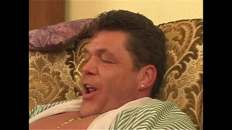 Deutschland porn: Застенчивая девушка со свиным членом