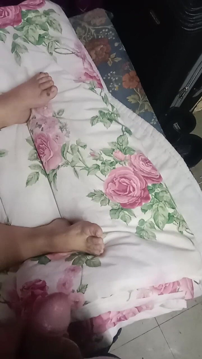 Footfetish productions: Secretamente Jacking Para O Pé Da Madrasta