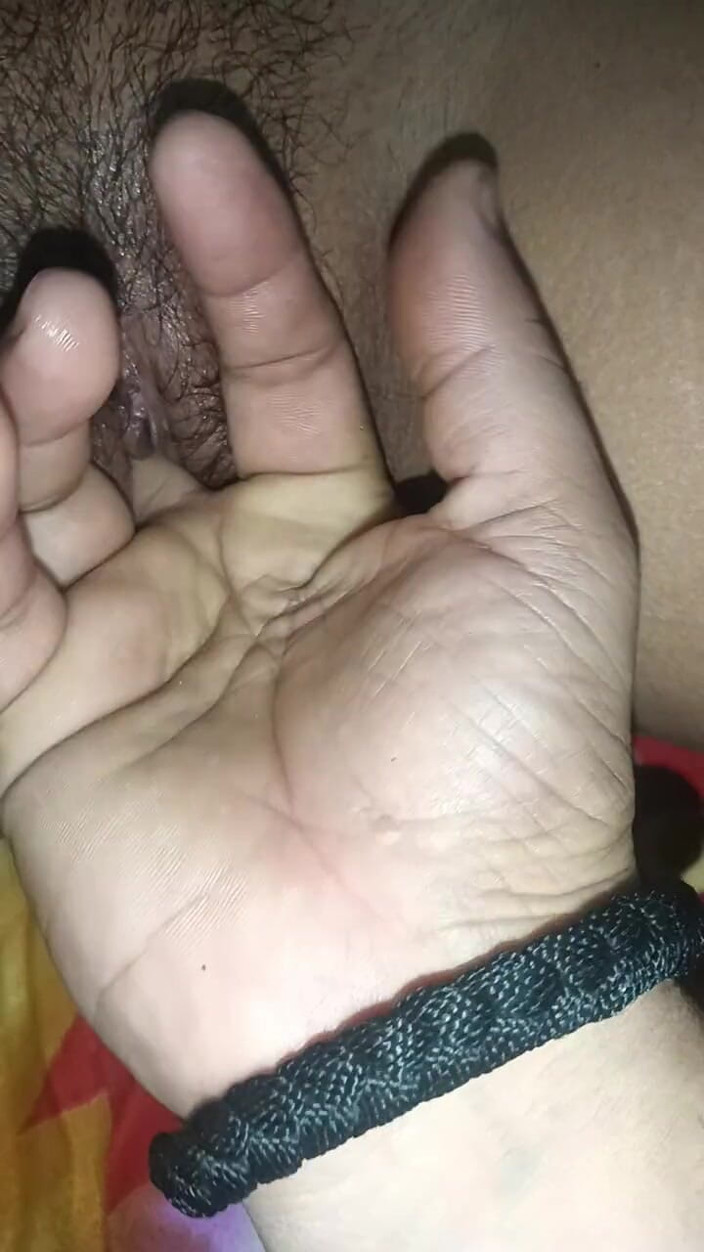 pooja99999: Desi Pooja Bhabhi kreeg haar kutje gemasseerd