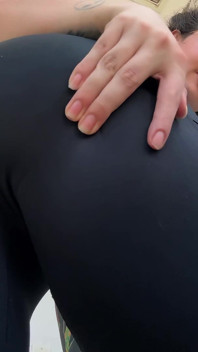 Giganta te atrapa y te hace oler su ropa sucia después del entrenamiento