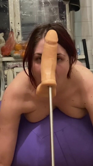 Elena917: deepthroat and spit play with fuck machine