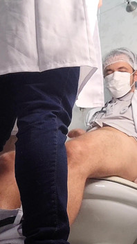 Enfermera cachonda atrapa al médico de servicio y realiza un examen muy íntimo en el baño del hospital