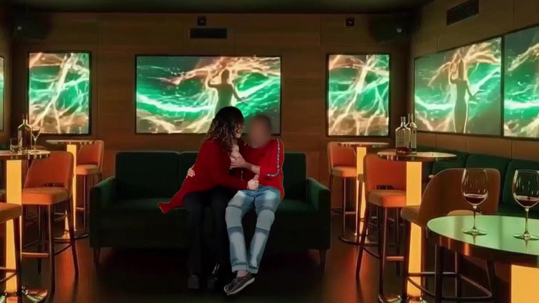 LadyRoma: Masturbuji manažera karaoke klubu a manžel všechno natáčí