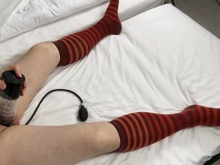 High quality socks: Neukmachine, beruchte kontplug, rood gestreepte Cuckold kniekousen, cumshot