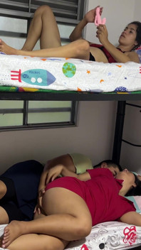 我的继妹听着我做爱变得很热辣