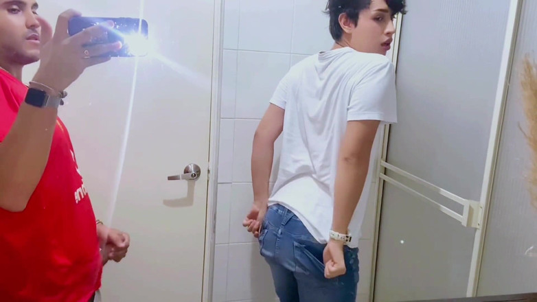 Dilan Castro: Прямий футболіст знімає презерватив, щоб трахнути мене без презерватива і кінчити в мою милу дупу