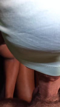 Ebenová děvka saje velkého bílého ptáka a polyká velkou nálož