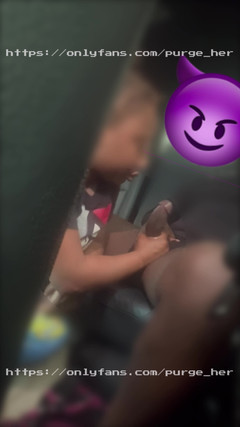 Purge_her: Bibir besar memendam saya di tempat duduk belakang