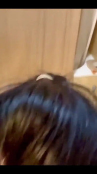 エアロビクスの先生がトイレで私を見つけて、彼氏が到着する前に私をファックします