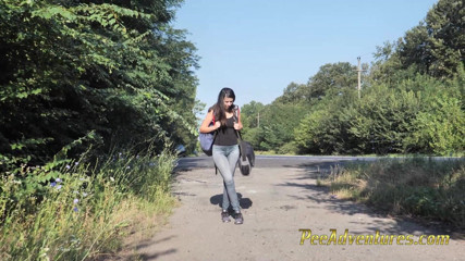 Pee Adventures: Čeká na svého přítele s plným močového měchýřem