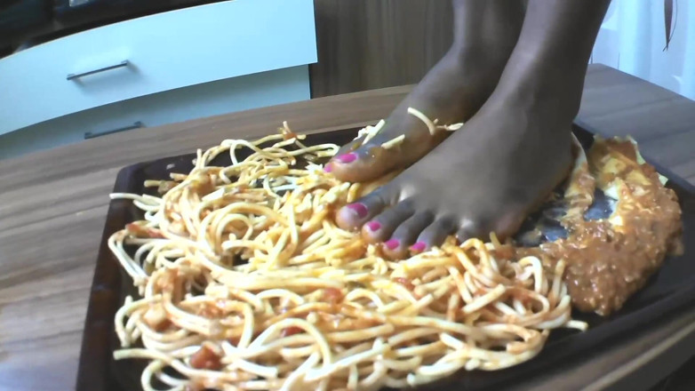 Femdom Austria: Włoski niewolnik dostaje swoje jedzenie: spaghetti i lasagne czarnych hebanowych...