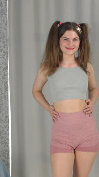 Teen cho thấy cái lồn không cạo của cô ấy ở các tư thế linh hoạt