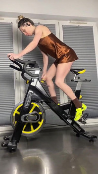 Uma garota desportiva faz um treino de bicicleta sem calcinha. Cansada, ela vai ao chuveiro para esguichar
