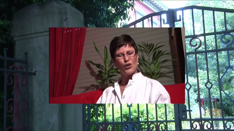 Mature Climax - 100% Mature Videos: Gilf pielęgniarka w okularach zostaje lizana przez cipką przed masturbacja
