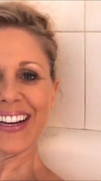 Julia Ann zblízka holení