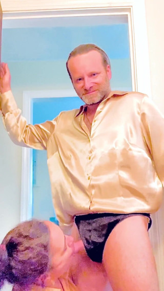 Satin Fetish King: Трах-фетишная фантазия милфы в золотом атласе