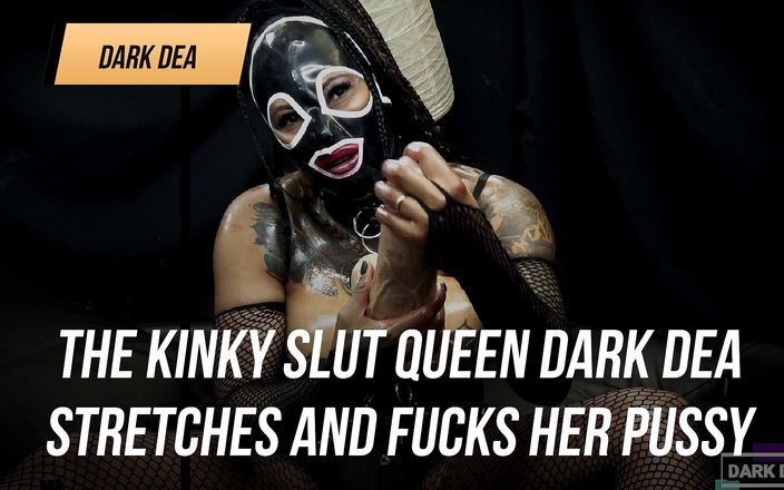 Dark Dea: 淫荡荡妇女王“dark dea”用微胖xl假阳具伸展并操她的阴户