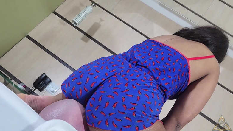 DGC Femdom Videos: Mummified Face Sitting - la respirazione non è una priorità per te...