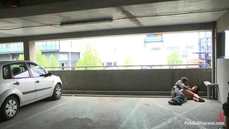 Public Disgrace by Kink: Spacer spust