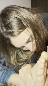 Vecina mea are o obsesie cu picioarele mele