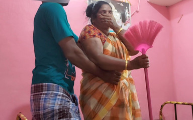 Mathvan: Aku lagi asik mainin toket besar ibu tiriku dan lanjut...