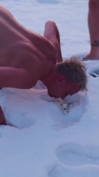 Domina. Zwei Vollbusige Frauen Pissen Nackt Im Schnee Und Lass Dann Einen Nackten Typen Essen Und Den Gelben Schnee Lecken.