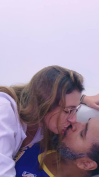 MILF-arts expert op mannen geneest haar patiënten met seks