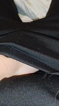 Mi masturbo fino al suono delle mie amiche lesbiche che fanno sesso