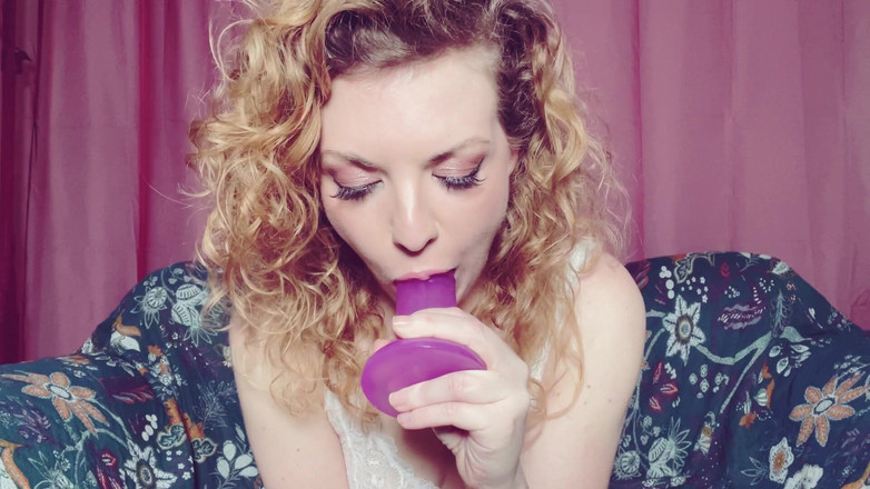 Bunnie Stevens: Deepthroating moje dildo v mé saténové noční košili