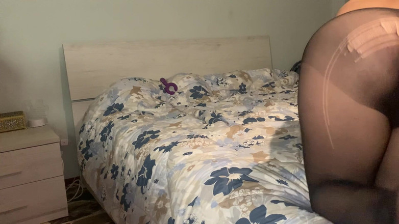 CoppiaCollant: Ass Handjob in Dark Pantyhose