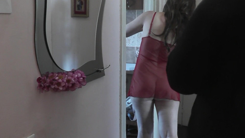 XXX-Platinum: MILF cantik dalam peignoir lutsinar tanpa seluar dalam membuka pintu...